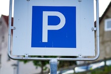 Až 200 parkovacích přestupků denně. Na nepoctivé řidiče v Berouně nasadí speciální monitorovací vůz